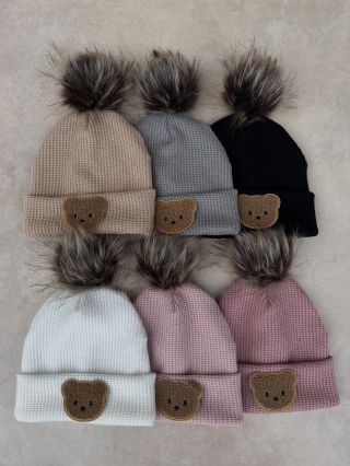Zimní cepice pro děti i maminky💞 Tak která z nich je váš favorit? Čistá minimalistická, s květinkami a nebo s medvídkem?...