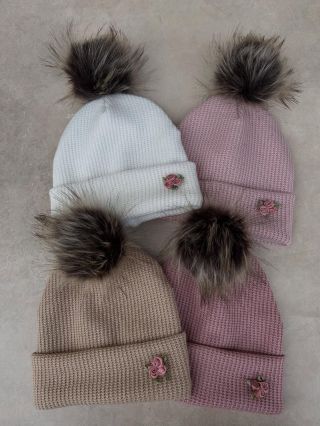 Zimní čepice jsme právě vložili na e-shop. A je opravdu z čeho vybírat. Můžete se sladit 👩 + 👧 nebo 👩 +🧑 Tady je pro vás...