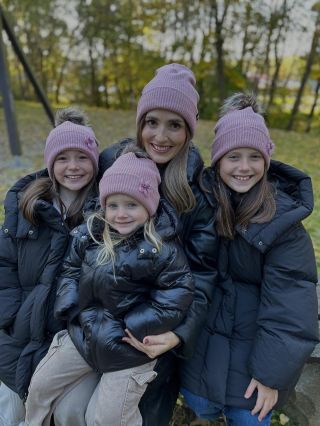 Zimní čepice pro maminky a jejich ratolesti🩷 Tak jaký je váš styl? Jednoduchost, květy nebo klasika medvědi? A jste...